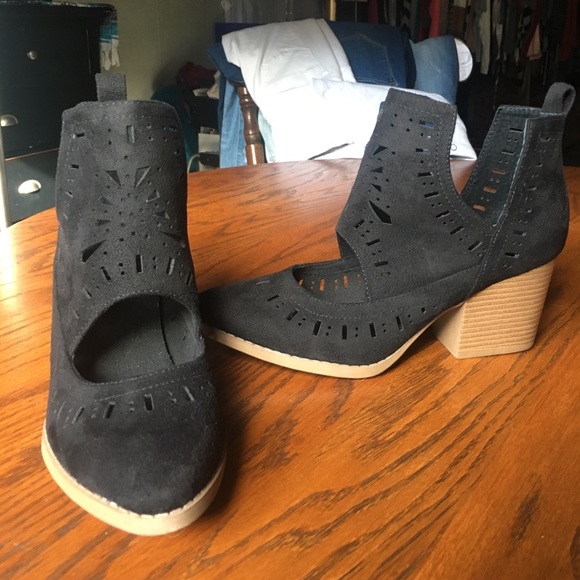 VENUS Shoes - Venus Laser Cut Bootie 9